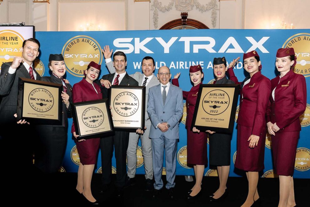 Akbar Al Baker con tripulantes de Qatar Airways celebra los premios obtenidos.