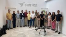 Representantes de las empresas de Recicom junto al dron fabricado con material 3R.