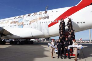 Los jugadores del real Madrid junto al Airbus A380 de Emirates decorado con la imágen de varios de ellos.