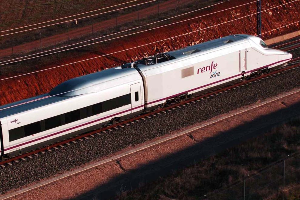 AVE de Renfe de la Serie 100, uno de los que podrán usarse inicialmente en el servicio al aeropuerto de Madrid-Barajas.