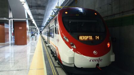 Tren de renfe Cercanías en el aeropuerto de Madrid-Barajas.