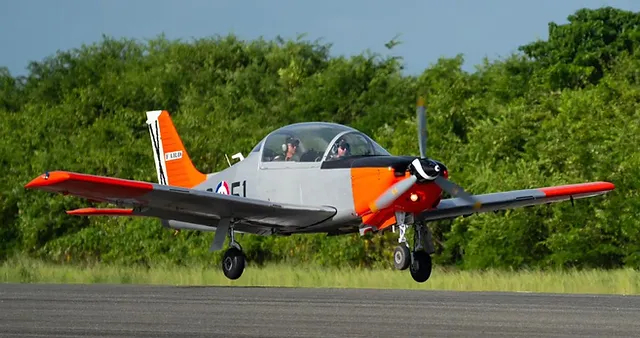 Los T-35C de la Fuerza Aérea de República Dominicana mantienen sus colores y emblemas españoles.