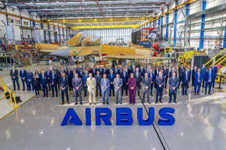 Las delegaciones de la reunión del programa Eurofighter visitaron la cadena de montaje de los Halcon I en Getafe.