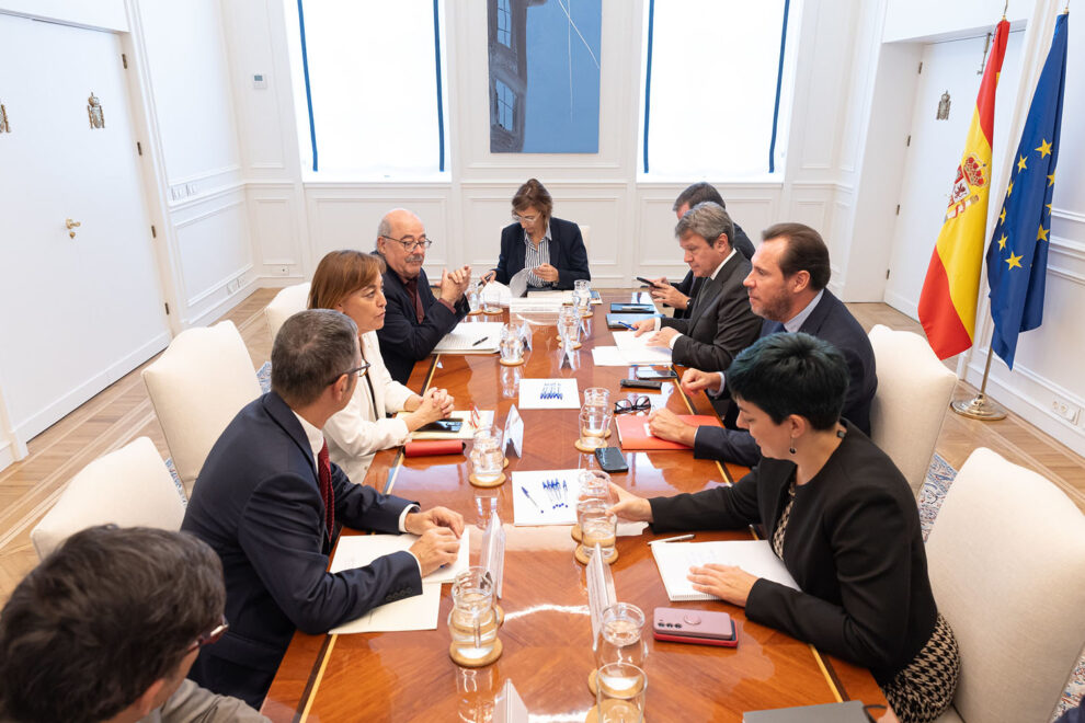 Reunión entre Puente y Paneque con sus equipos.