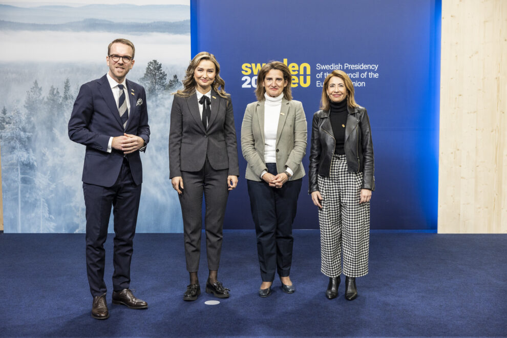 Raquel Sánchez (a la derecha), junto a la vicepresidenta del Gobierno español Teresa Ribera junto a la ministra de Energía, Ebba Busch, y el ministro de Transportes, Andreas Carlson de Suecia.