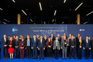 Foto de familia de los ministros y altos directivos de la ESA tras la reunión en París.