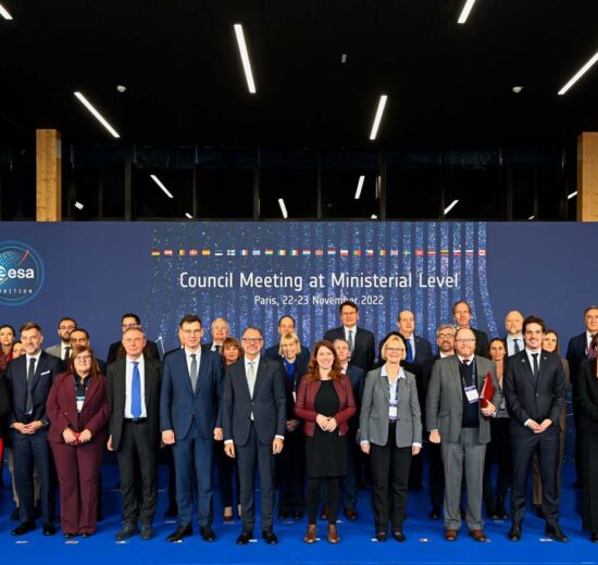 Foto de familia de los ministros y altos directivos de la ESA tras la reunión en París.