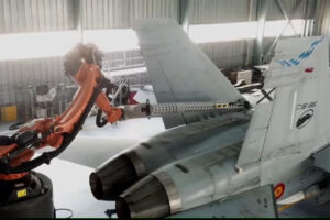 Revisión mediante rayos X de la estructura de un F-18 del Ala 46 del Ejército del Aire en la Maestranza de Albacete.