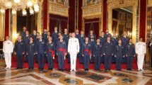 Felipe VI junto a los miembros del Ejército del Aire trss la recepción.