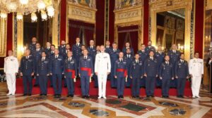 Felipe VI junto a los miembros del Ejército del Aire trss la recepción.