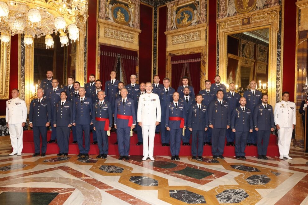 Felipe VI junto a los miembros del Ejército del Aire trss la recepción.