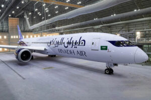 El Boeing 787 HZ-RXX con los colores de Riyadh Air.