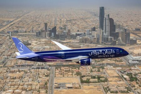 El Boeing 787 de Riyadh Air sobre la ciudad de Riyadh antes de ser presentado en Le Bourget.