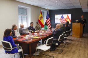 La ministra de defensa recibe información sobre el Comité Permanente Hispano-Norteamericano durante su visita.