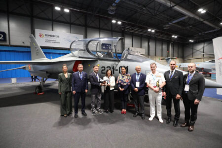 Visita de la ministra de Defensa española a la maqueta del Hurjet en FEINDEF 2025.