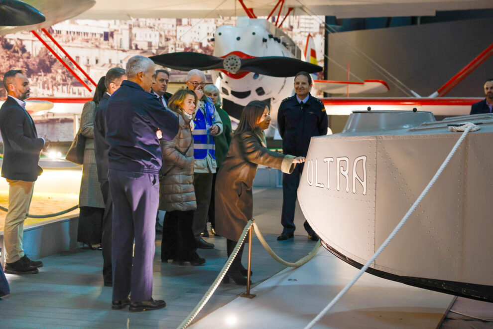 Margarita Robles junto a la réplica del Plus Ultra en el Museo de Aeronáutica y Astronáutica.