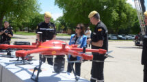 La misnistra Robles recibiendo informaciòn sobre algunos de los UAV usados por la UME.