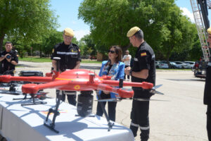 La misnistra Robles recibiendo informaciòn sobre algunos de los UAV usados por la UME.