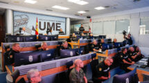 Robles en el Centro de Operaciones de la UME durante la video conferencia con los jefes de batallón.