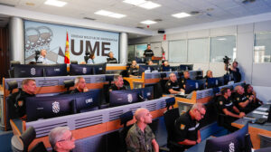 Robles en el Centro de Operaciones de la UME durante la video conferencia con los jefes de batallón.