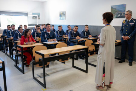 Robles, durante su visita a la Academia Básica del Aire, asistió a una de las clases. 