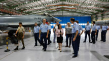 La ministra de Defensa durante su visita al Ala 14.