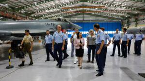 La ministra de Defensa durante su visita al Ala 14.