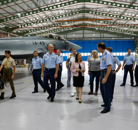 La ministra de Defensa durante su visita al Ala 14.
