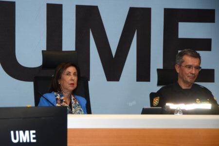 Robles y el general Marcos, jefe de la UME, durante la presentación a la ministra.