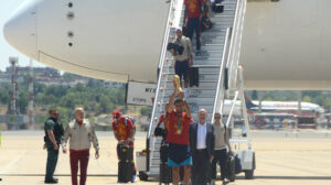 La copa llega a España por segunda vez como propiedad de la selección española 16 años después de la primera vez.