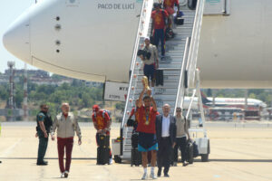 La copa llega a España por segunda vez como propiedad de la selección española 16 años después de la primera vez.