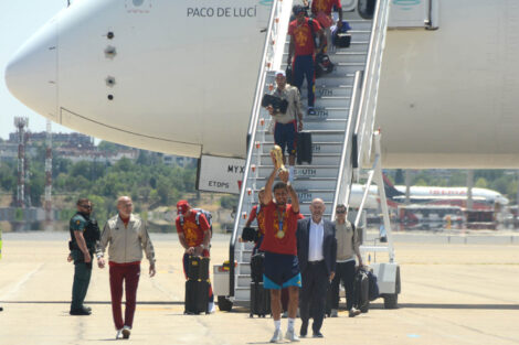 La copa llega a España por segunda vez como propiedad de la selección española 16 años después de la primera vez.