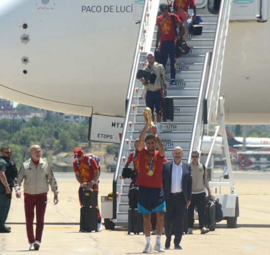 La copa llega a España por segunda vez como propiedad de la selección española 16 años después de la primera vez.