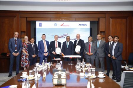 Firma del acuerdo entre Air India y Rolls-Royce.