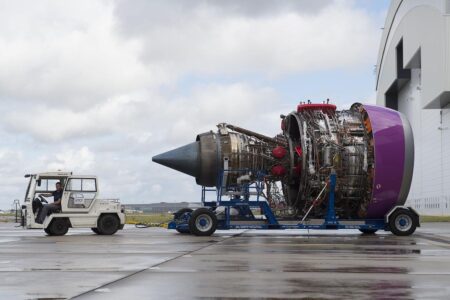 El trent pesa 7.277 kg seco y su boca de entrada de aire 3 metros de diámetro.