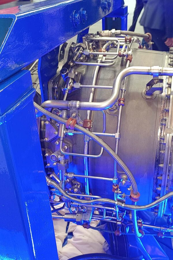Detalle de la crcasa externa del demostrador de hidrógeno de Rolls-Royce con as tuberías añadidas para las pruebas.