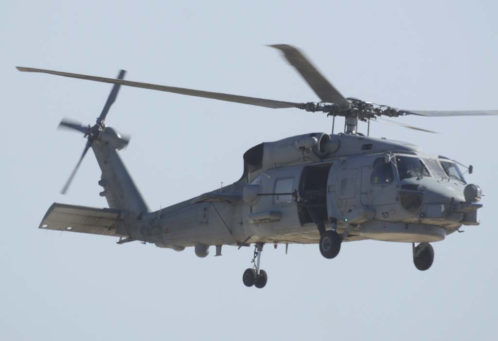 Uno de los dos SH-60 que dieron escolta al helicóptero del rey Felipe VI el día anterior al festival, armado con una GAU 16 de 12,7 mm.