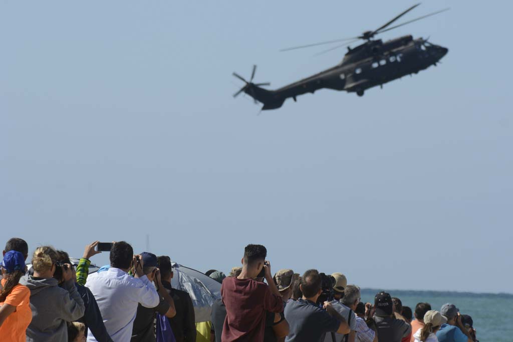 Varios miles de personas se dieron cita en las playas de Rota para ver las demostraciones aéreas.