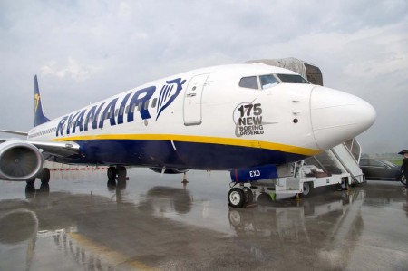 El Boeing 737-800 número 375 recibido el 11 de noviembre por Ryanair corresponde al pedido de 175 aviones que cursó el 18 de junio de 2013 y que celebró con esta pegatina en el morro de un de sus aviones en servicio.