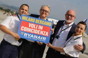 David O’Brien, director comercial de Ryanair y Emilio Bellingardi, director general de SACBO, operadora del aeropuerto de Bérgamo, junto alos TCP de Ryanair Iris Ghelfi y Francesco Gennari celebran el anuncio de las conexiones en el aeropuerto.