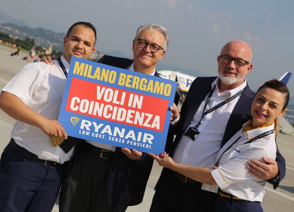 David O’Brien, director comercial de Ryanair y Emilio Bellingardi, director general de SACBO, operadora del aeropuerto de Bérgamo, junto alos TCP de Ryanair Iris Ghelfi y Francesco Gennari celebran el anuncio de las conexiones en el aeropuerto.