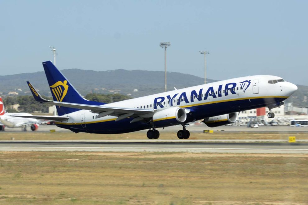 Ryanair ofrece reembolsos completos o vales para nuevos vuelos en la aerolínea por la cancelación de sus operaciones en Italia por el COVID-19.
