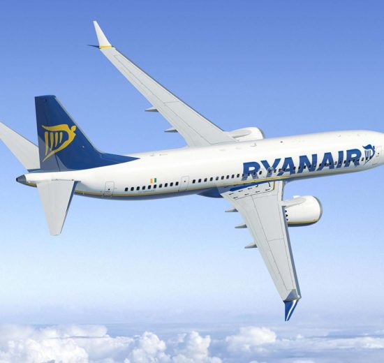 El Boeing 737 MAX 200 incluye una puerta extra a cada lado del fuselaje para aumentar el número de pasajeros a 200.