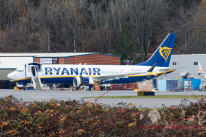 El primer B-737 MAX entregado a Ryanair fotografiado en Boeing Field todavía con su matríacula de pruebas.