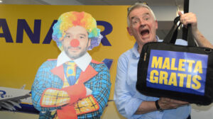 O´Leary junto a una imagen del ministro Bustinduy como un payaso.