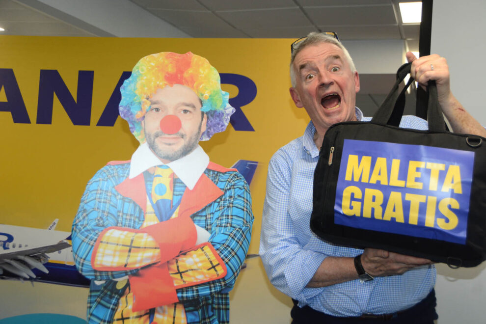 O´Leary junto a una imagen del ministro Bustinduy como un payaso.