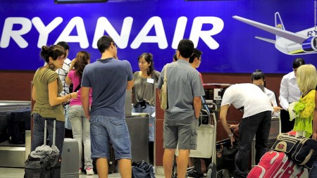 Ryanair cambia su política de equipajes para reducir los retrasos.