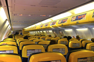 Cabina de pasaje de un Boeing 737-800 de Ryanair.
