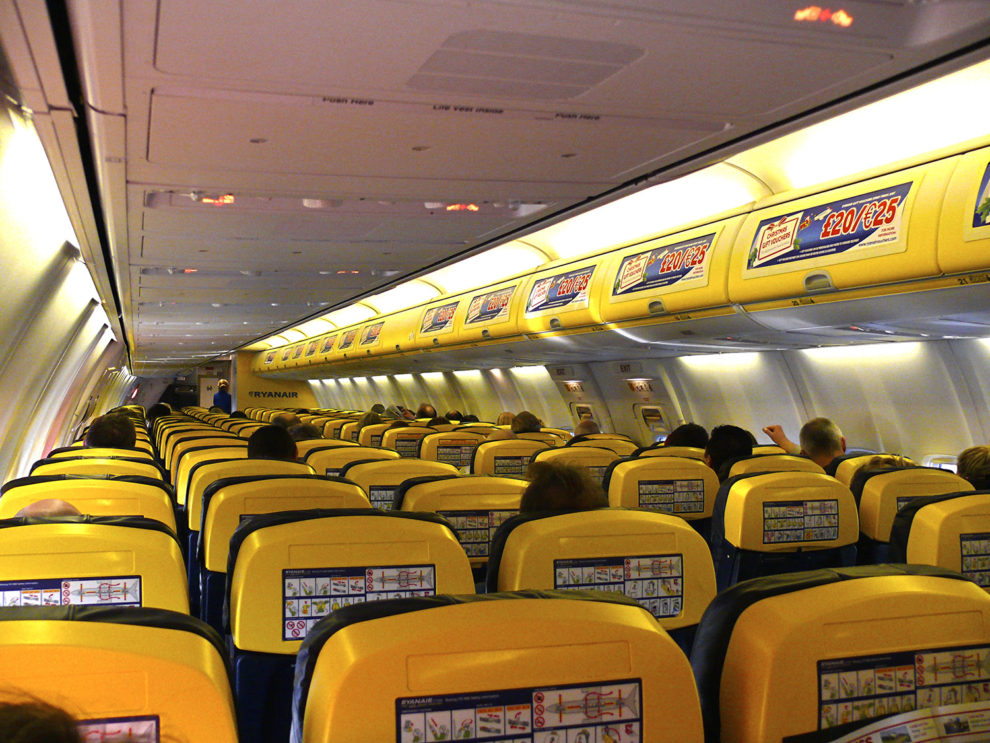 Cabina de pasaje de un Boeing 737-800 de Ryanair.