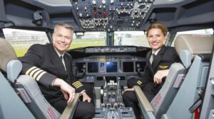 Pilotos de Ryanair en la cabina de un Boeing 737.